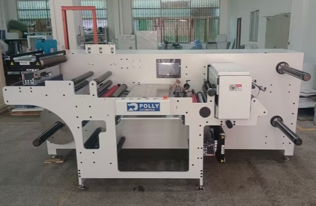 SRI 330: precisão no acabamento e controle total de qualidade na revisão de rótulos